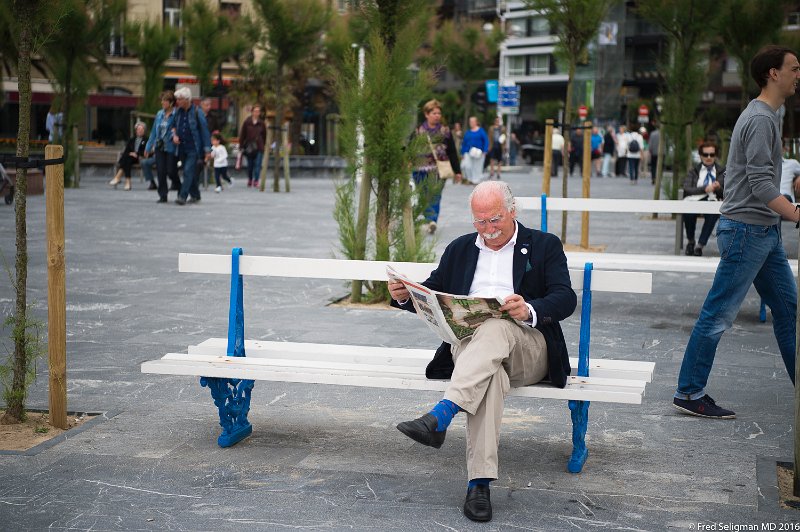 20160604_124149 D4S.jpg - Gentleman reading the newspaper, San Sebastion